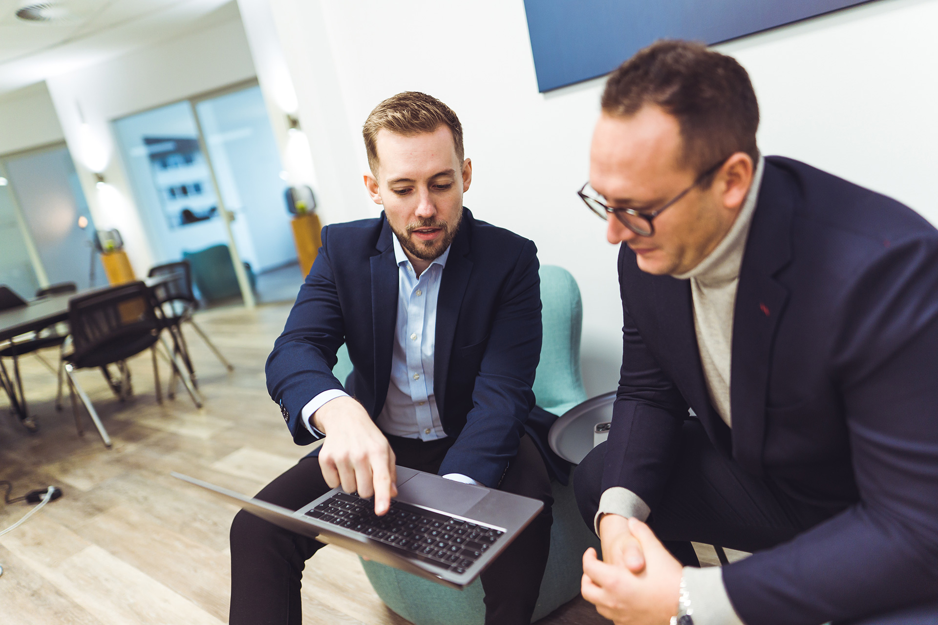 Zwei PEC Operations Experten besprechen eine IT-Anwendung.