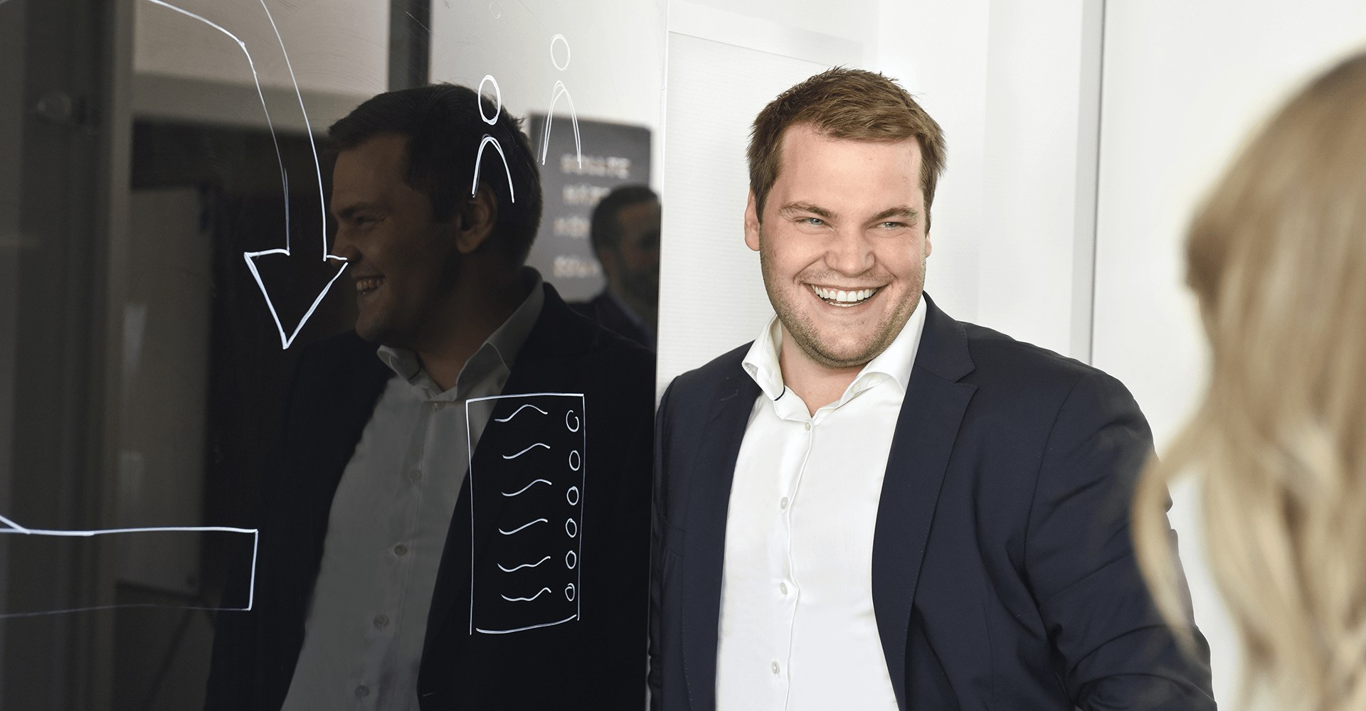 Benjamin Jaspers in front of a smartboard